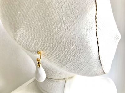Beyaz Porselen Taşlı Zarif Küpe - Mat Gold Kaplama